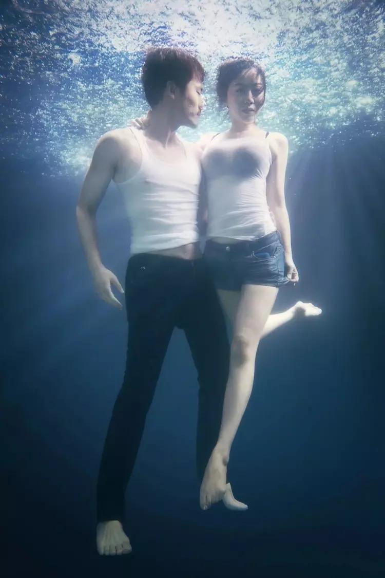 与闫妮离婚19年的邹伟再婚生子获幸福，但她情路坎坷至今未婚