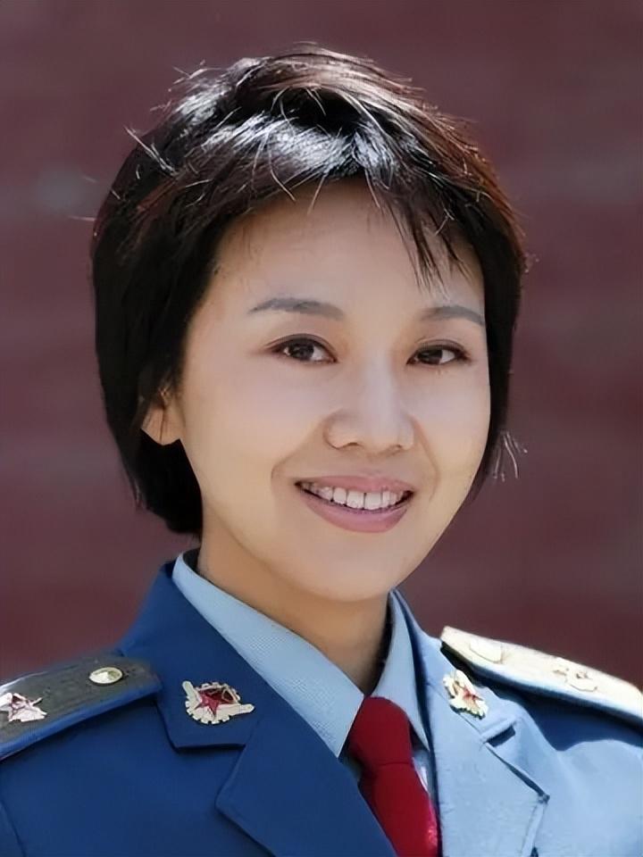 与闫妮离婚19年的邹伟再婚生子获幸福，但她情路坎坷至今未婚