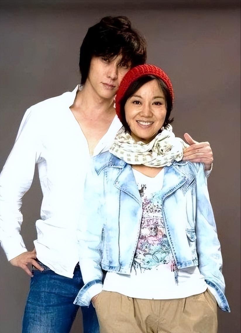 与闫妮离婚19年的邹伟再婚生子获幸福，但她情路坎坷至今未婚