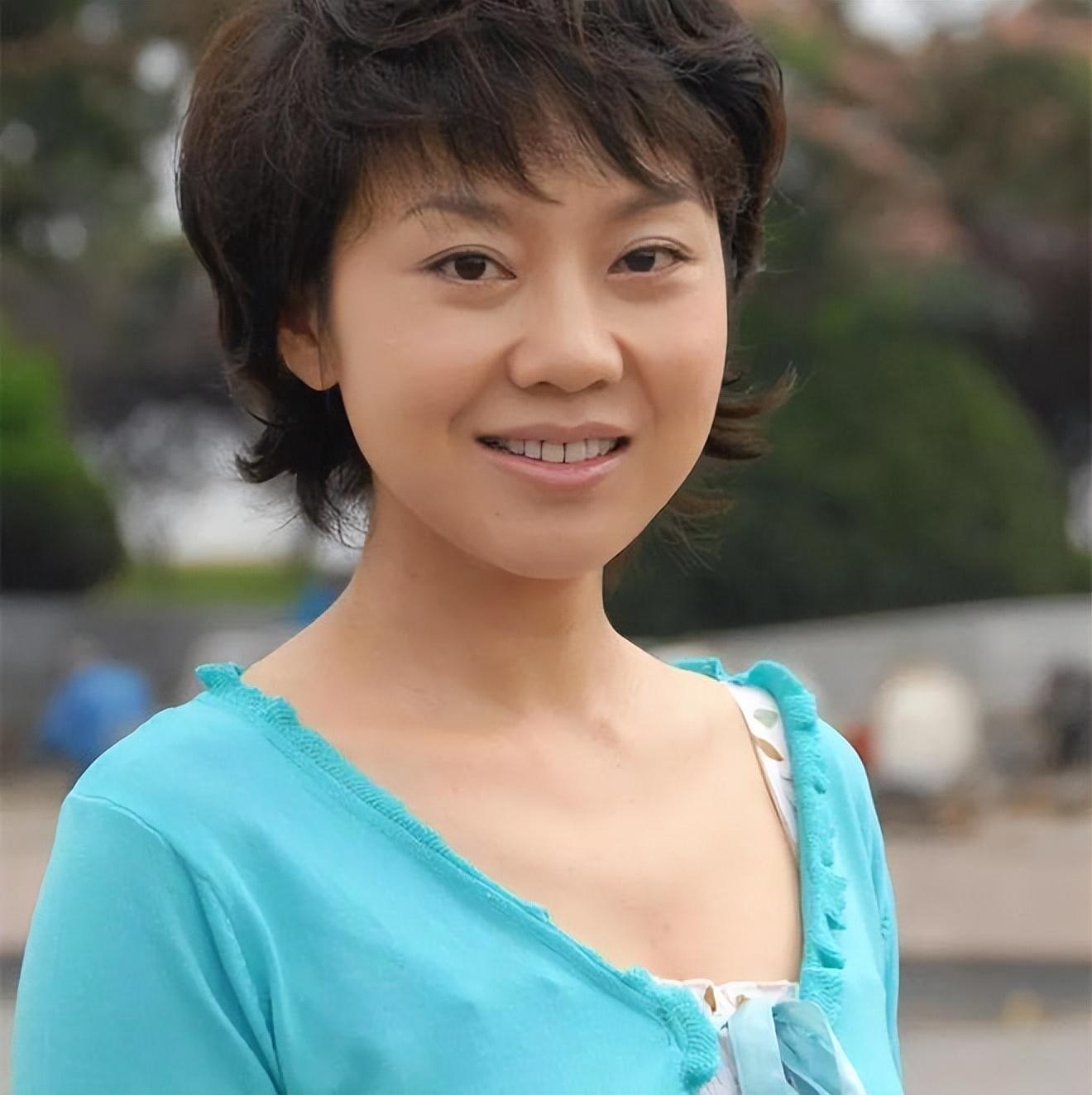 与闫妮离婚19年的邹伟再婚生子获幸福，但她情路坎坷至今未婚