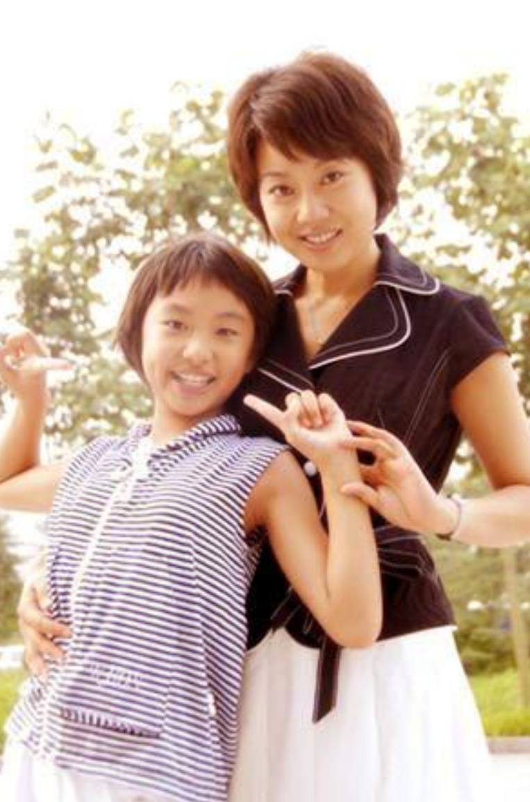 与闫妮离婚19年的邹伟再婚生子获幸福，但她情路坎坷至今未婚