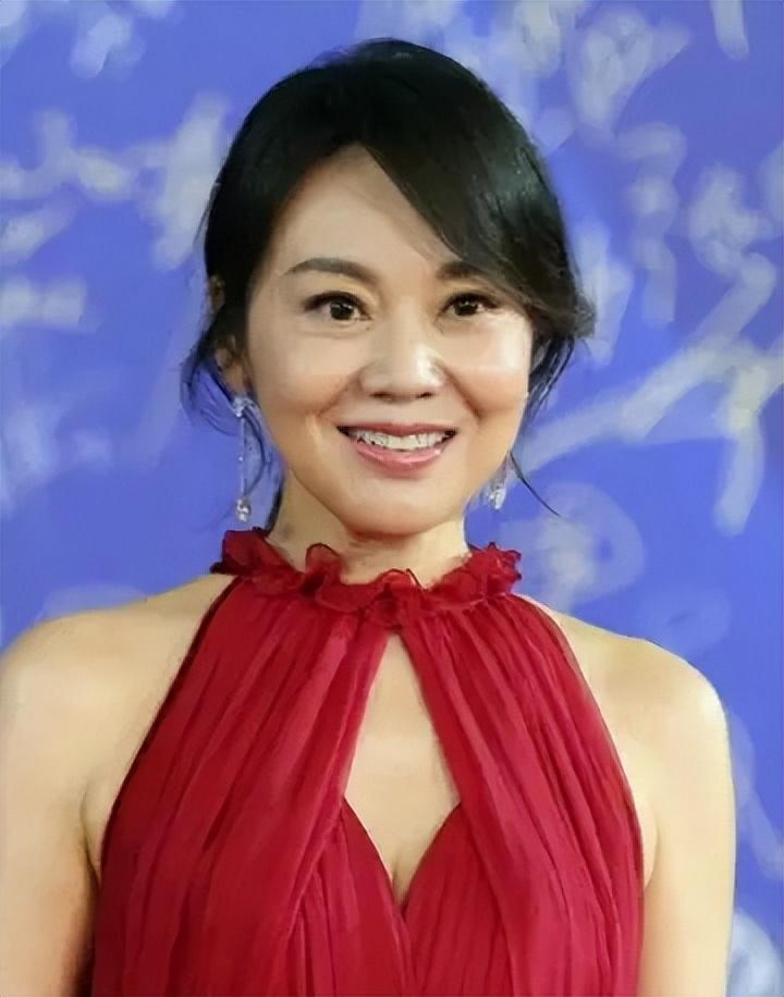 与闫妮离婚19年的邹伟再婚生子获幸福，但她情路坎坷至今未婚