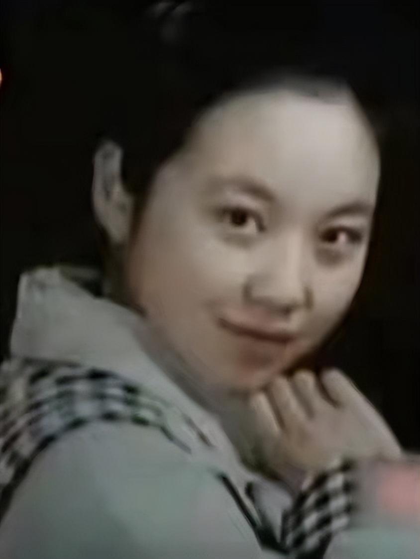 与闫妮离婚19年的邹伟再婚生子获幸福，但她情路坎坷至今未婚