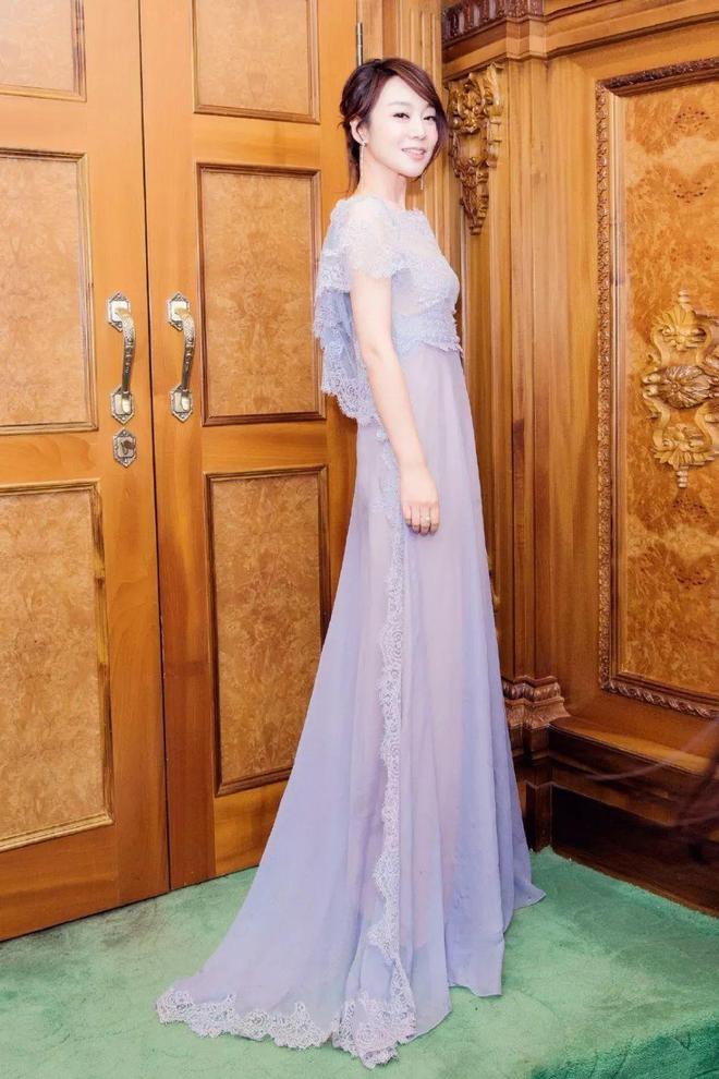 与闫妮离婚19年的邹伟再婚生子获幸福，但她情路坎坷至今未婚