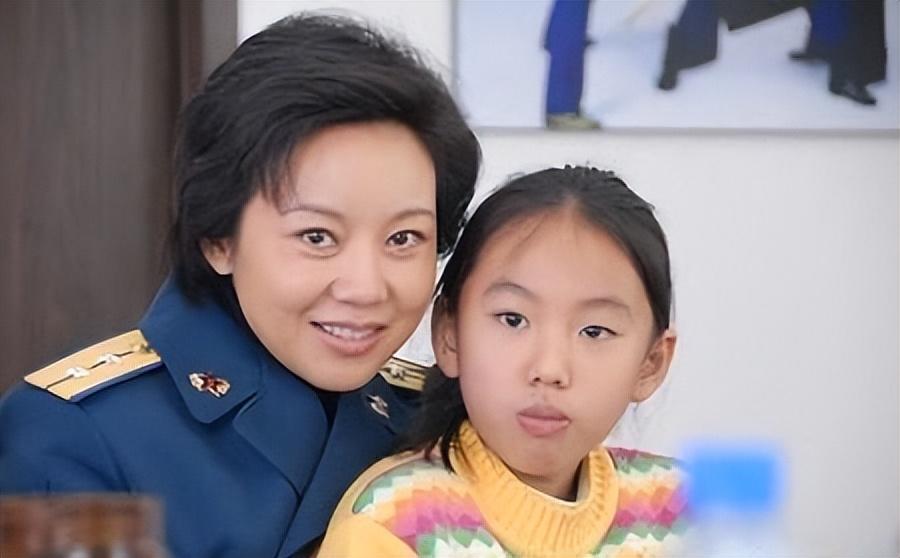 与闫妮离婚19年的邹伟再婚生子获幸福，但她情路坎坷至今未婚