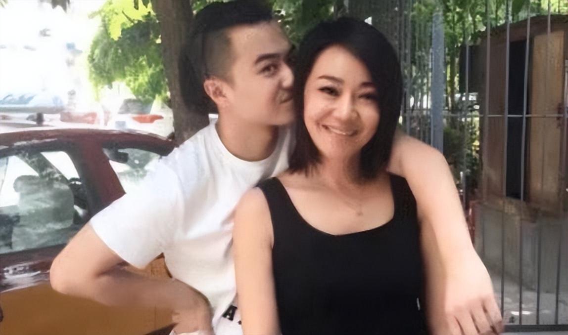与闫妮离婚19年的邹伟再婚生子获幸福，但她情路坎坷至今未婚