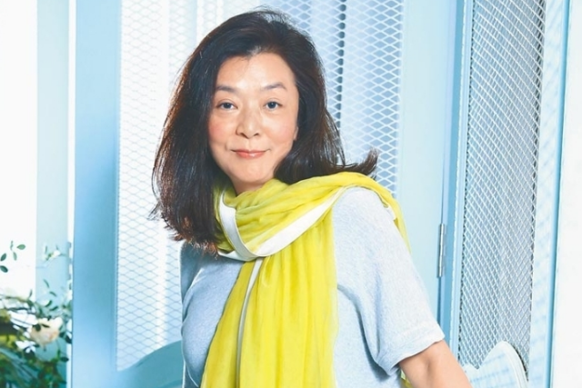 陈玉莲当年有多美？让周润发刘德华拜倒裙下，到老单身也活出精彩