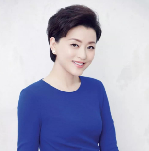 杨澜：26岁辞职央视，27岁嫁富豪丈夫，没什么比给孩子喂奶更重要