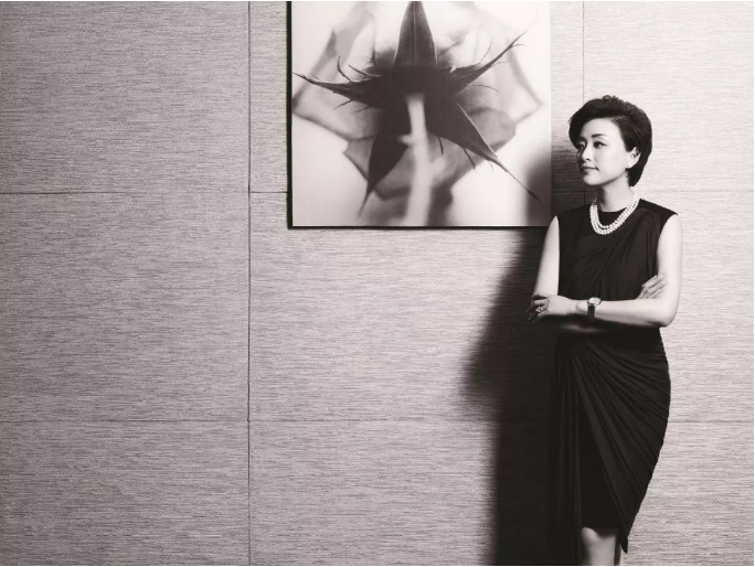 杨澜：26岁辞职央视，27岁嫁富豪丈夫，没什么比给孩子喂奶更重要