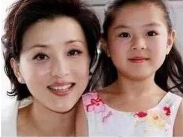 杨澜：26岁辞职央视，27岁嫁富豪丈夫，没什么比给孩子喂奶更重要