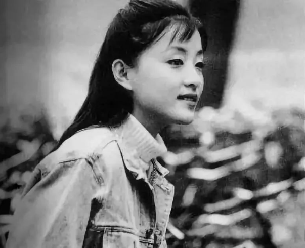 杨澜：26岁辞职央视，27岁嫁富豪丈夫，没什么比给孩子喂奶更重要