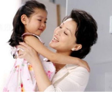 杨澜：26岁辞职央视，27岁嫁富豪丈夫，没什么比给孩子喂奶更重要