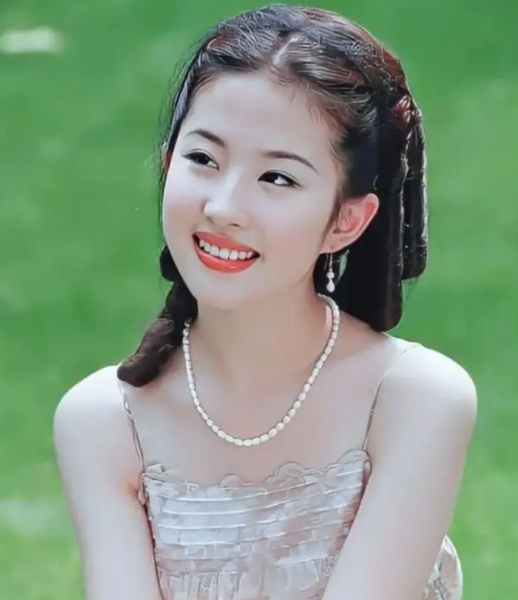 刘亦菲：妈妈风华绝代，小姨颜值爆表，全家我最丑，34岁仍单身