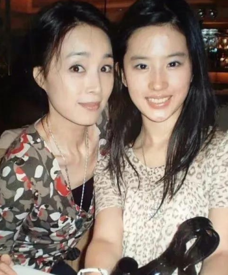 刘亦菲：妈妈风华绝代，小姨颜值爆表，全家我最丑，34岁仍单身