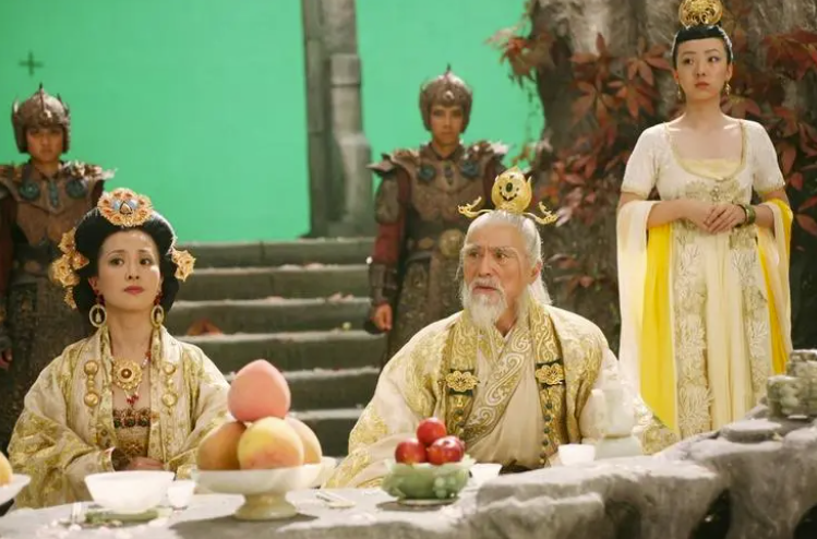 刘亦菲：妈妈风华绝代，小姨颜值爆表，全家我最丑，34岁仍单身