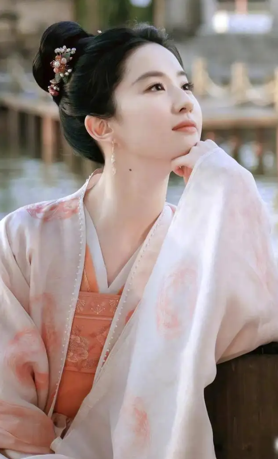 刘亦菲：妈妈风华绝代，小姨颜值爆表，全家我最丑，34岁仍单身