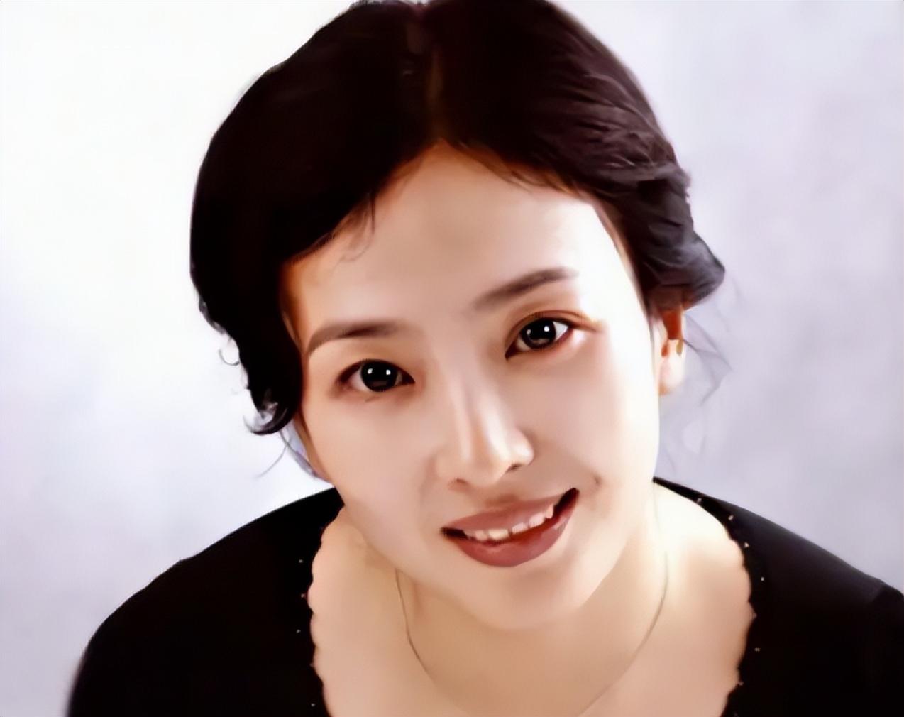 刘亦菲：妈妈风华绝代，小姨颜值爆表，全家我最丑，34岁仍单身