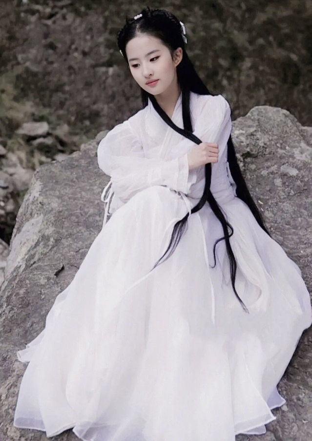 刘亦菲：妈妈风华绝代，小姨颜值爆表，全家我最丑，34岁仍单身