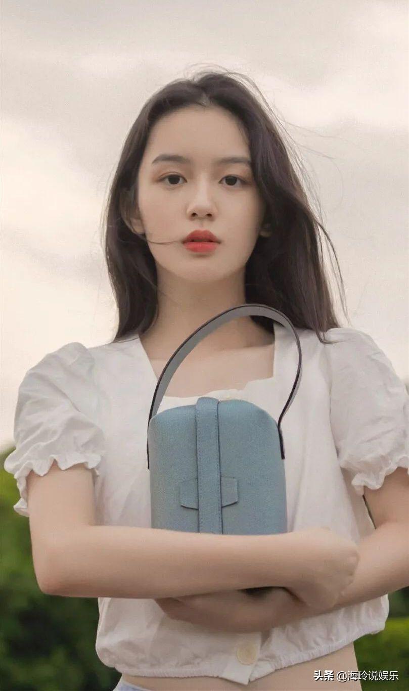 甜美系的实力小花旦----周也个人简介