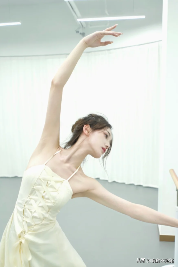 看了赵露思的前后对比，我发现：“仪态”对于女生而言，太重要了