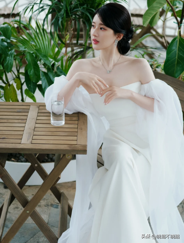 看了赵露思的前后对比，我发现：“仪态”对于女生而言，太重要了