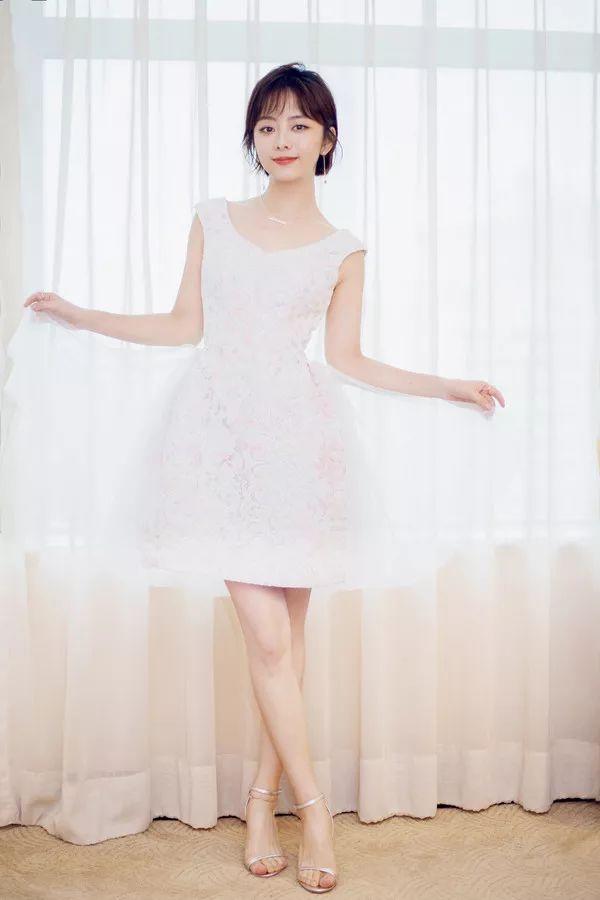 谭松韵真不是00后吗?剪了妹妹头穿卫衣走机场,说她18岁我也信