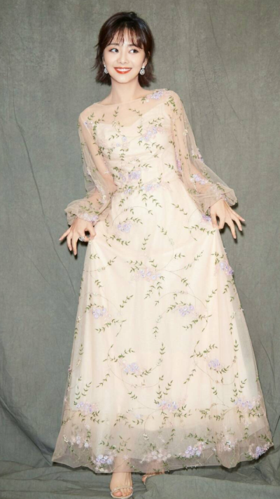 谭松韵真不是00后吗?剪了妹妹头穿卫衣走机场,说她18岁我也信