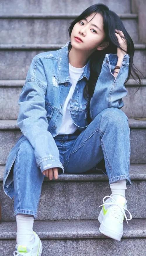 谭松韵真不是00后吗?剪了妹妹头穿卫衣走机场,说她18岁我也信