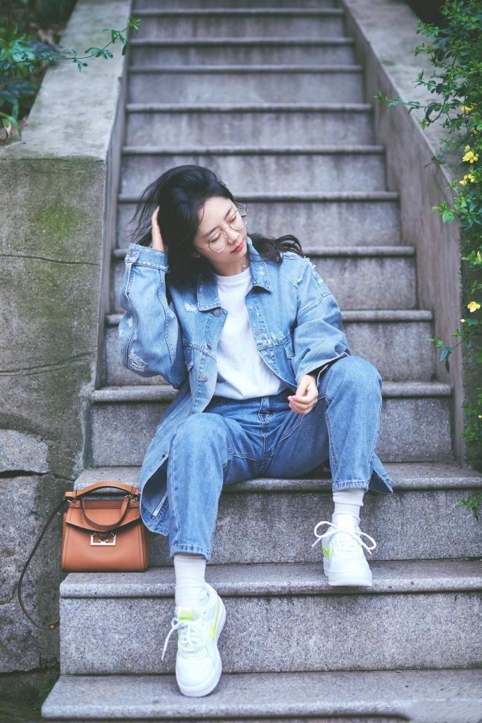 谭松韵真不是00后吗?剪了妹妹头穿卫衣走机场,说她18岁我也信