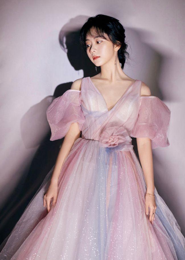 谭松韵真不是00后吗?剪了妹妹头穿卫衣走机场,说她18岁我也信