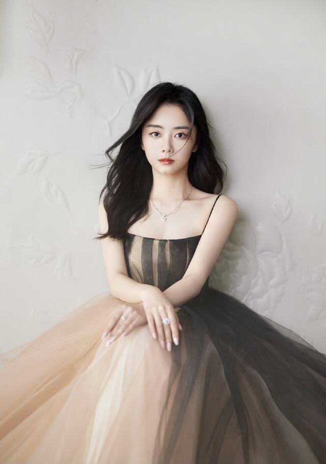 谭松韵真不是00后吗?剪了妹妹头穿卫衣走机场,说她18岁我也信