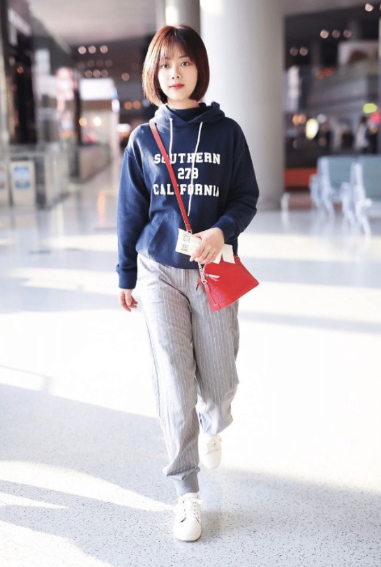 谭松韵真不是00后吗?剪了妹妹头穿卫衣走机场,说她18岁我也信