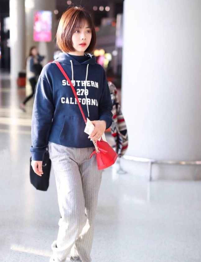 谭松韵真不是00后吗?剪了妹妹头穿卫衣走机场,说她18岁我也信