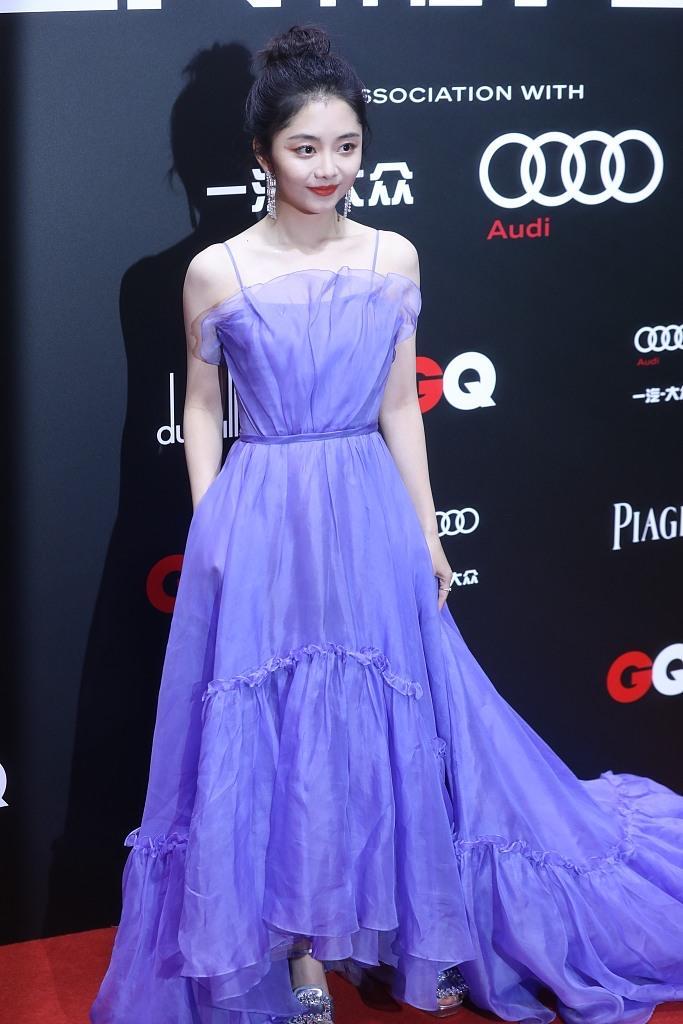 谭松韵真不是00后吗?剪了妹妹头穿卫衣走机场,说她18岁我也信