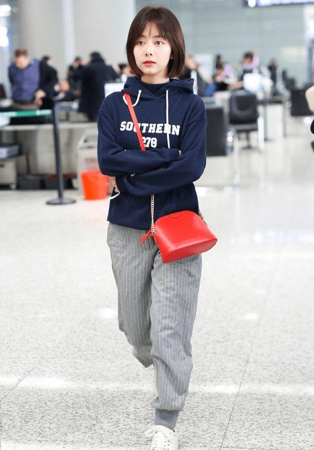 谭松韵真不是00后吗?剪了妹妹头穿卫衣走机场,说她18岁我也信