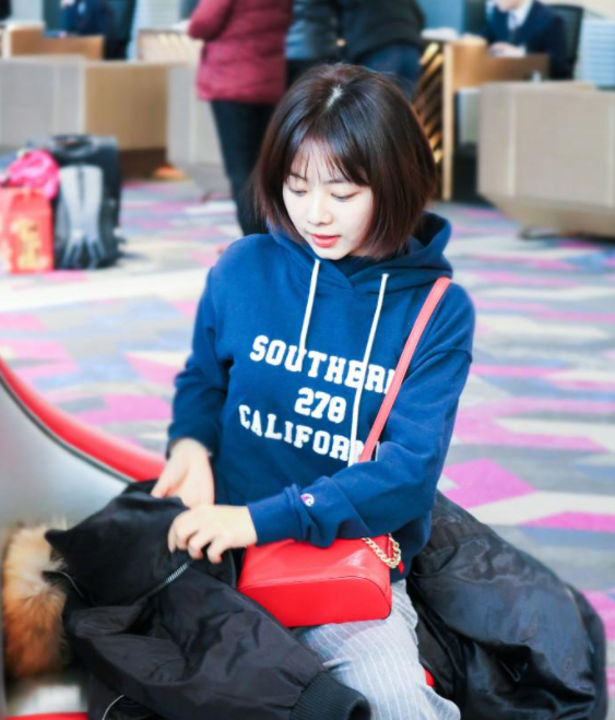 谭松韵真不是00后吗?剪了妹妹头穿卫衣走机场,说她18岁我也信