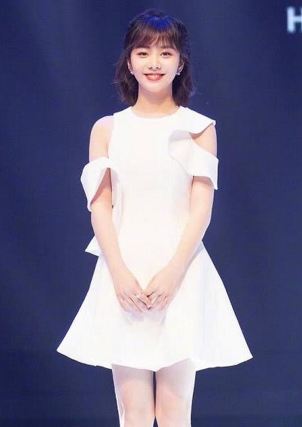 谭松韵真不是00后吗?剪了妹妹头穿卫衣走机场,说她18岁我也信