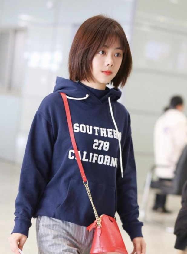 谭松韵真不是00后吗?剪了妹妹头穿卫衣走机场,说她18岁我也信