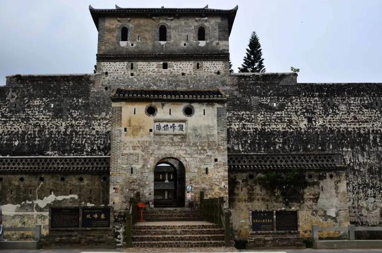 1、广州—仁化(南雄州古城、温泉古镇)—古汉台(客家围屋、百夫崖)—龙川国家森林公园(古城古村历史文化村落)—广府文化古镇(龙溪古街、龙川古村)—梅关古道牌坊、千年古榕树、宋城等