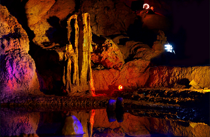 1.武乡博物馆是全国唯一一座县级博物馆,博物馆坐落于武乡县城南街,是一座融文物保护与展示为一体的综合性博物馆。