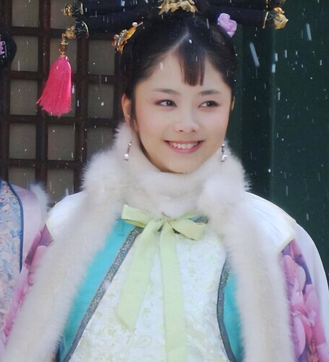 谭松韵素颜比谢娜美，自曝曾被猫抓疼得大哭，还去打了狂犬疫苗