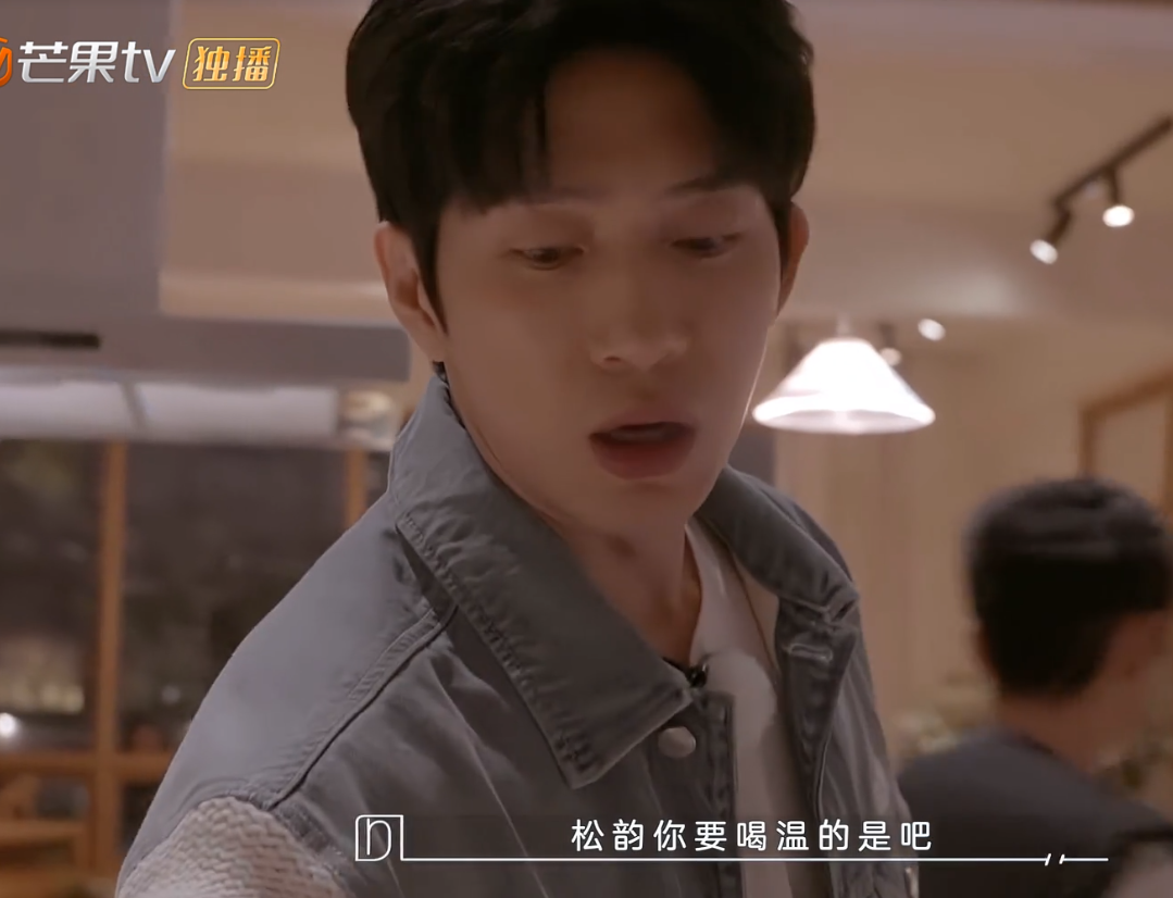 谭松韵素颜比谢娜美，自曝曾被猫抓疼得大哭，还去打了狂犬疫苗