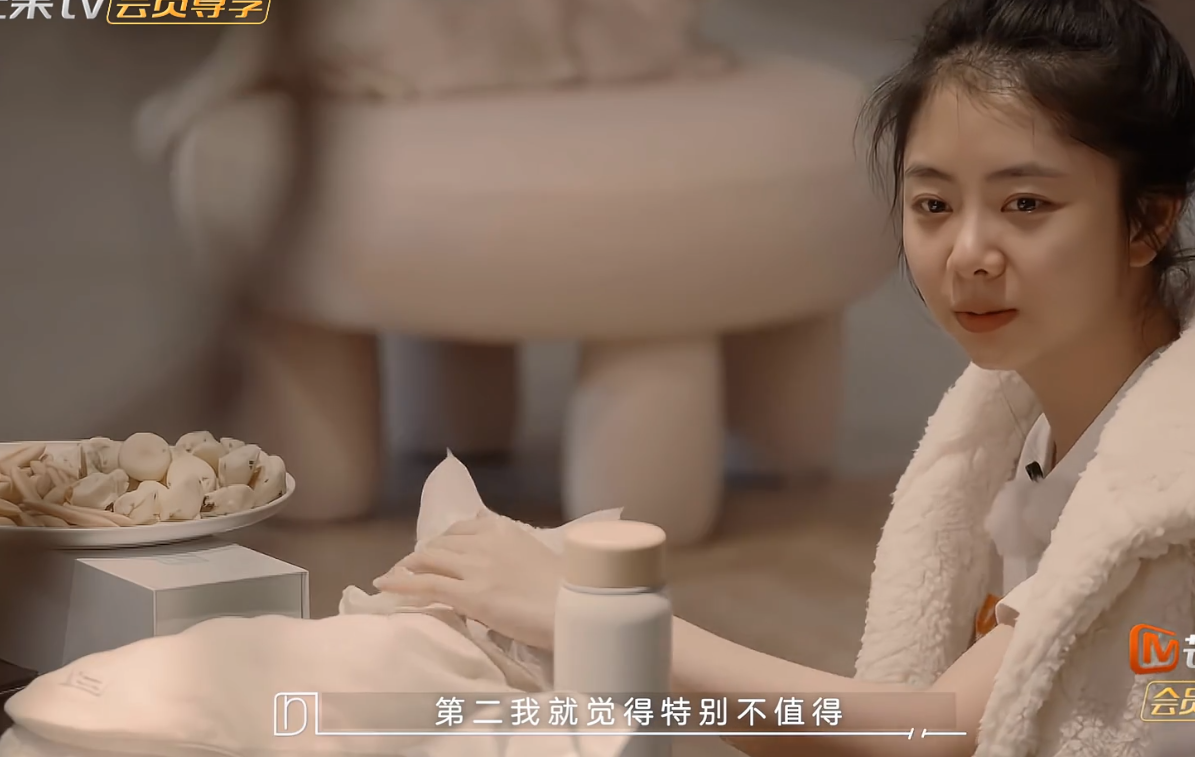 谭松韵素颜比谢娜美，自曝曾被猫抓疼得大哭，还去打了狂犬疫苗