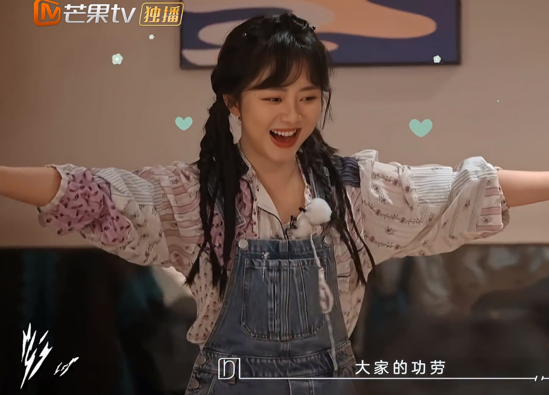 谭松韵素颜比谢娜美，自曝曾被猫抓疼得大哭，还去打了狂犬疫苗