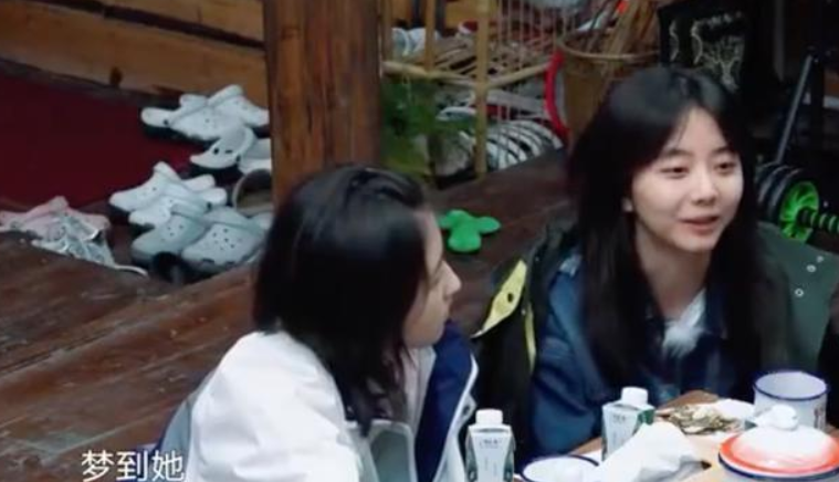 谭松韵素颜比谢娜美，自曝曾被猫抓疼得大哭，还去打了狂犬疫苗