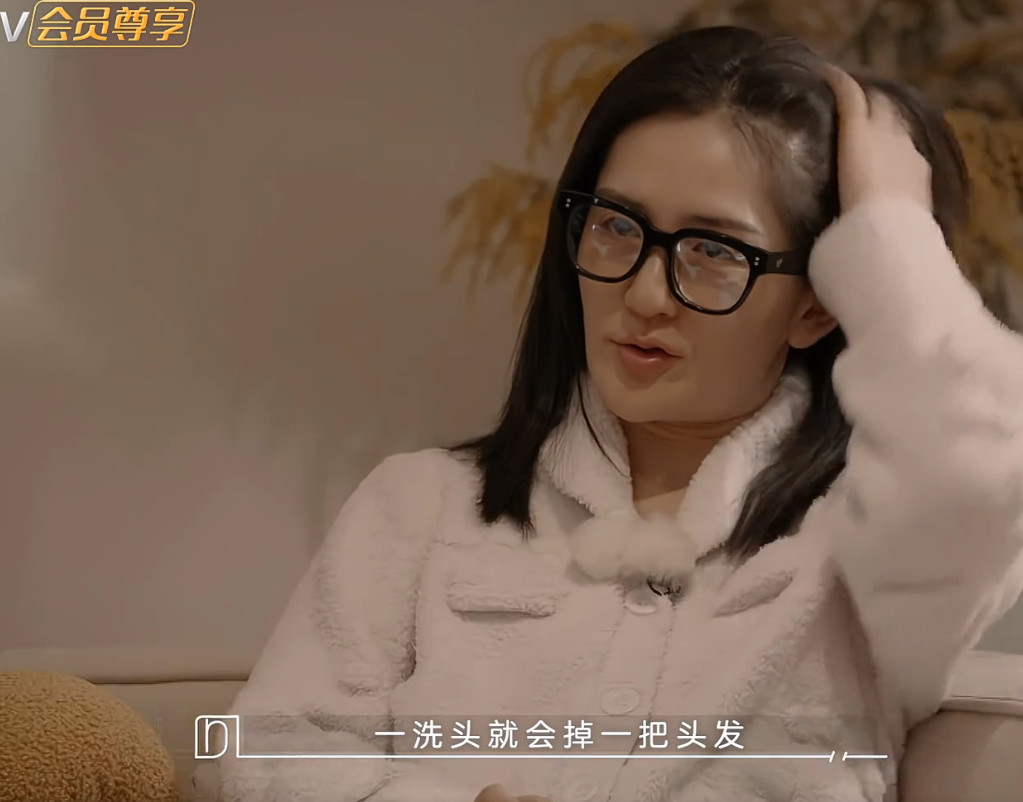 谭松韵素颜比谢娜美，自曝曾被猫抓疼得大哭，还去打了狂犬疫苗