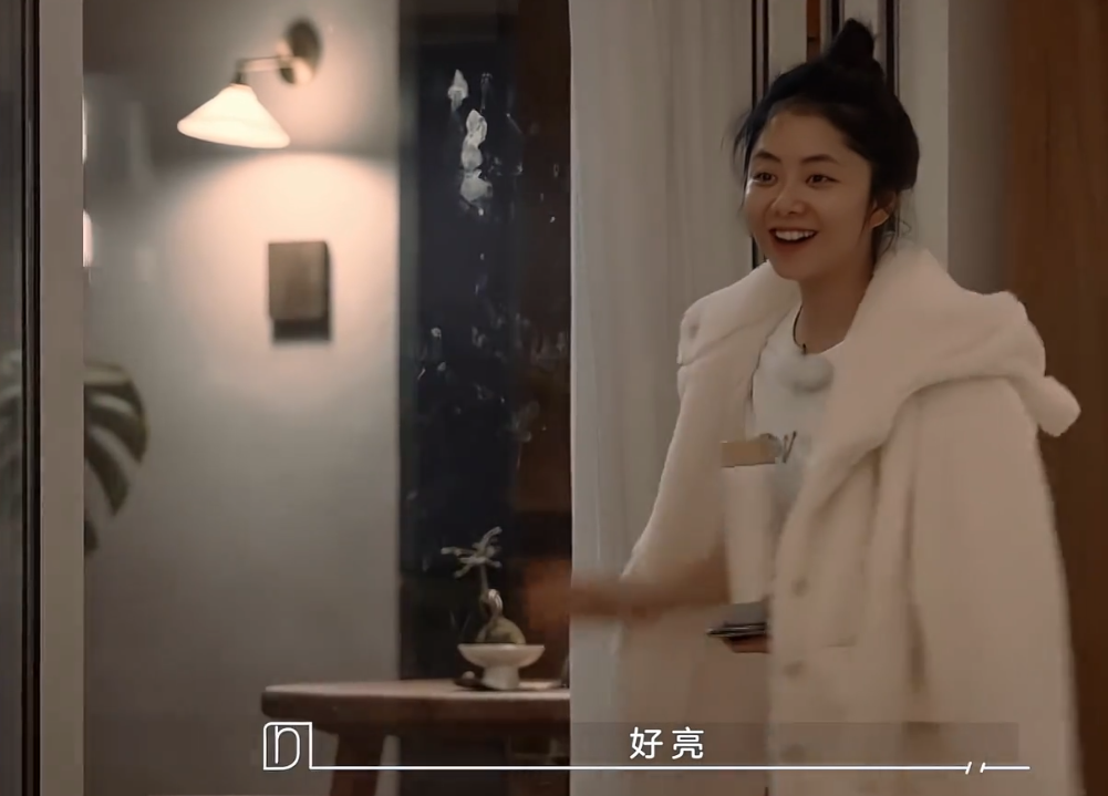 谭松韵素颜比谢娜美，自曝曾被猫抓疼得大哭，还去打了狂犬疫苗