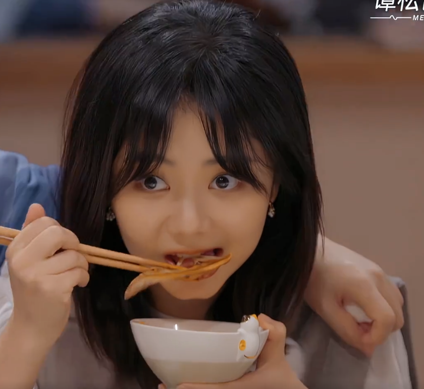 谭松韵素颜比谢娜美，自曝曾被猫抓疼得大哭，还去打了狂犬疫苗