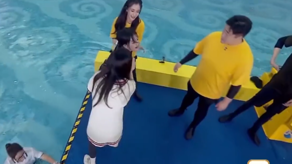 “跑男救星”白鹿：喝柠檬汁暴露与杨颖真实关系，耿直发言遭群嘲