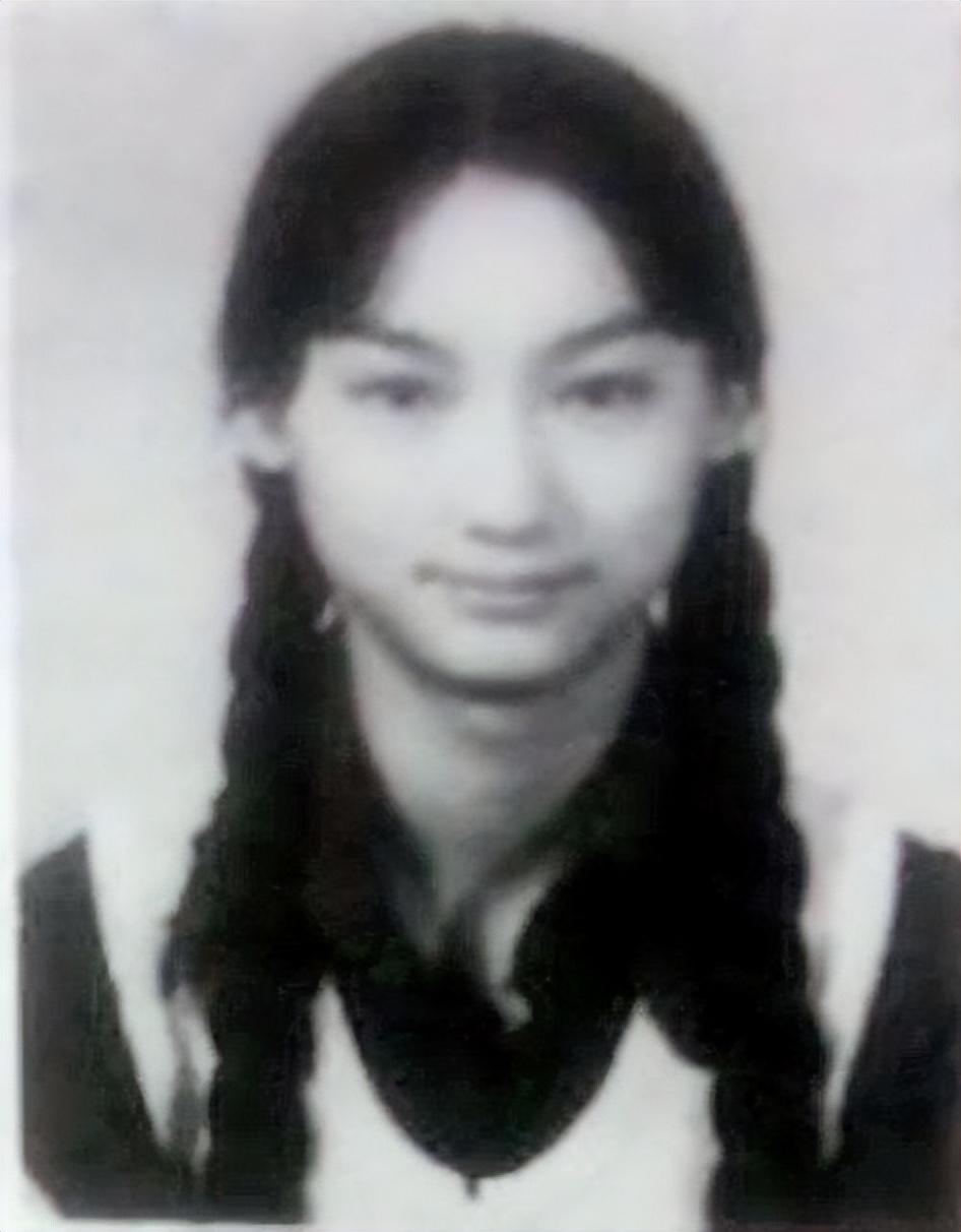 出生皇族却要饭10年的“草根影后”惠英红，如今62岁单身无儿无女